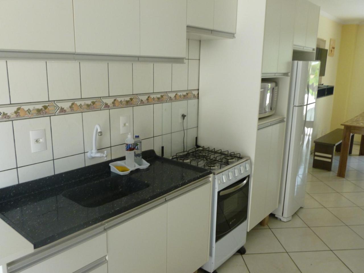 Apartamento 12 - Bombinhas - 200 Metros Da Praia Екстериор снимка